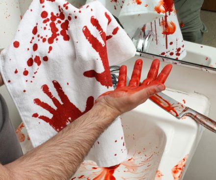 Toalla de manos sangrientas