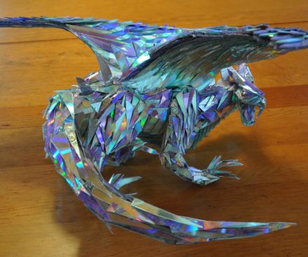 Figura de dragón con trozos de CD