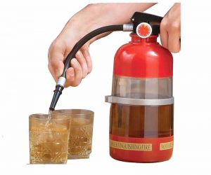 Dispensador de bebida con forma de extintor