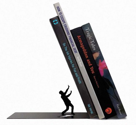 Sujetalibros de libros cayendo sobre una persona
