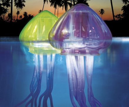Luces de piscina con forma de medusas