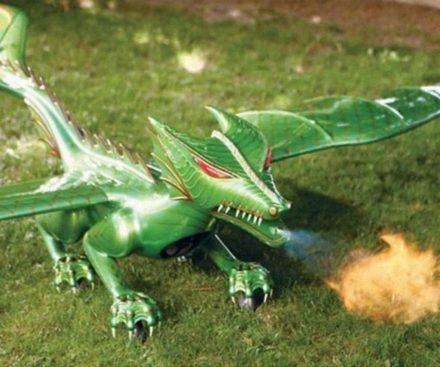Dragón escupe fuego volador por control remoto