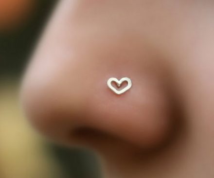 piercing con forma de corazón para nariz