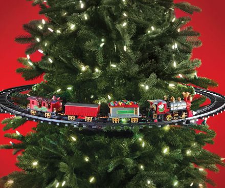 Tren de Navidad en el árbol