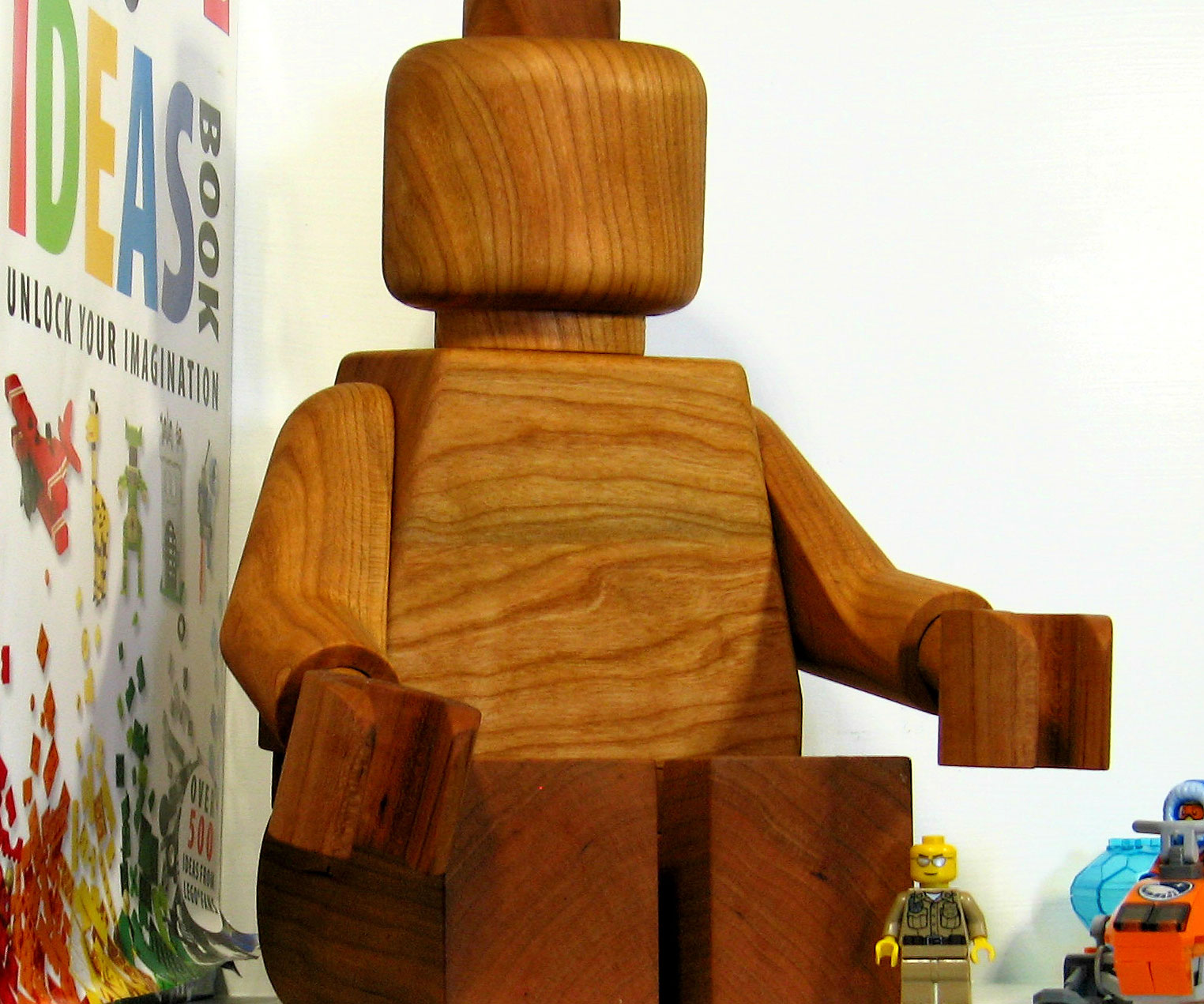 Escultura de hombre LEGO de madera gigante