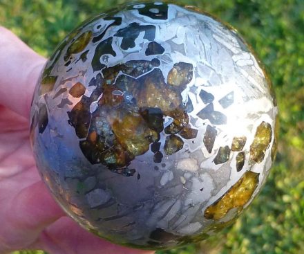 Esfera de meteorito pulido