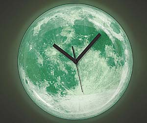 Reloj de luna que brilla en la oscuridad