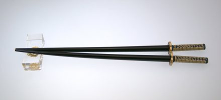 Palillos chinos con forma de catana