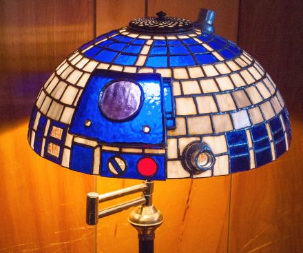 Pantalla de cristal de colores de R2-D2 para lámpara