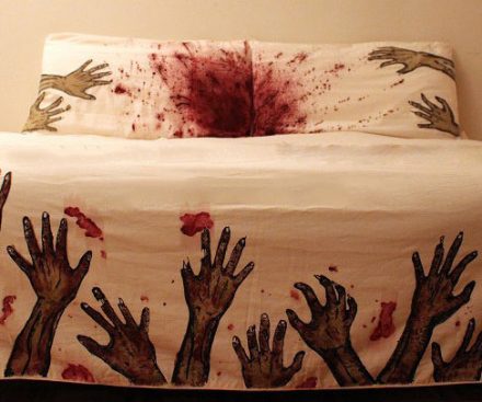 Cubiertas de cama de ataque zombi