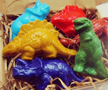 Lápices de colores con forma de dinosaurio