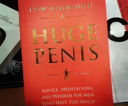 Cómo vivir con un pene enorme (How To Live With A Huge Penis)