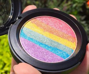 Maquillaje de colorete de arco iris