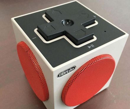 Altavoz cubo bluetooth con estilo NES