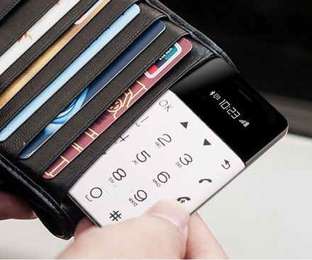 Teléfono minimalista del tamaño de una tarjeta de crédito