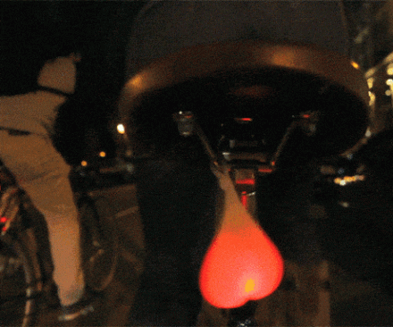 Luz para bicicleta con forma de bolas colgando