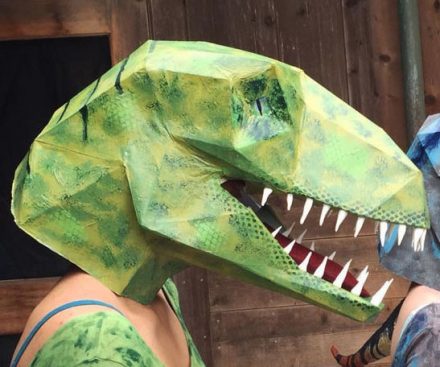Máscara de papel de velociraptor DIY