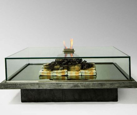 Mesa transparente quema dinero