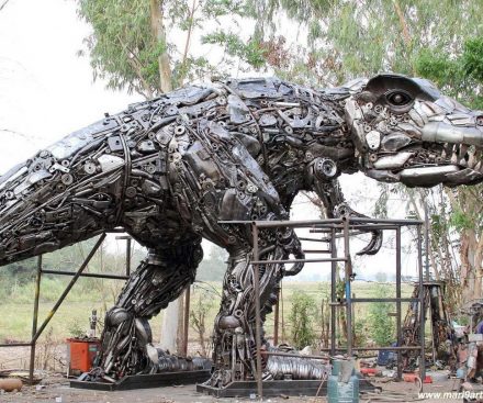 Escultura de T-Rex de metal de tamaño natural