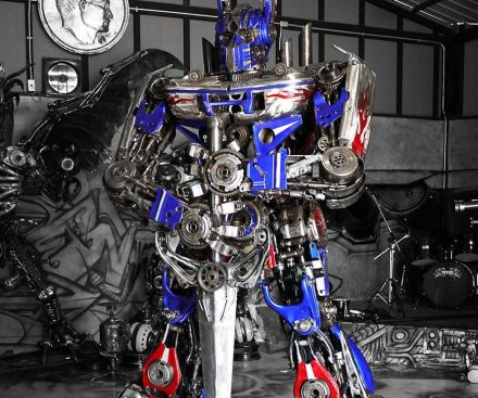 Escultura gigante de metal de Optimus Prime