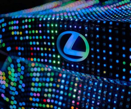 Lexus cubierto de LEDs