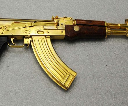 Rifle AK-47 de Oro de Versace
