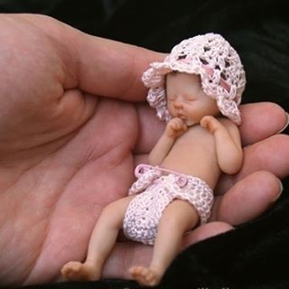 Esculturas realistas de bebés en miniatura