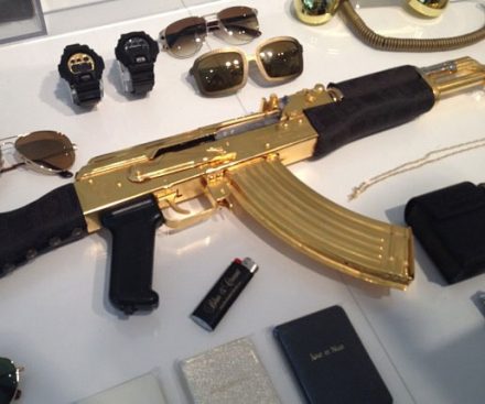 Rifle AK-47 de Oro de Versace