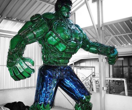 Estatua de Hulk de metal reciclado