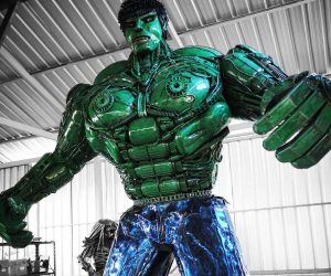 Estatua de Hulk de metal reciclado