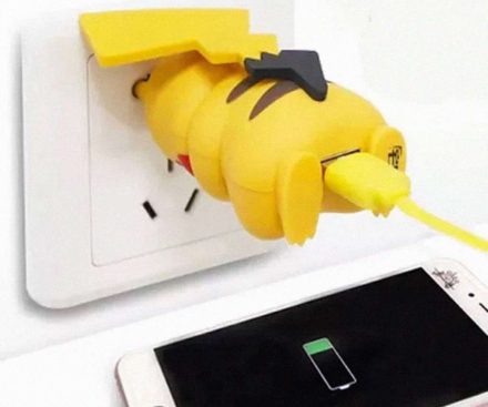 Cargador de teléfono de Pikachu con enchufe en el culete