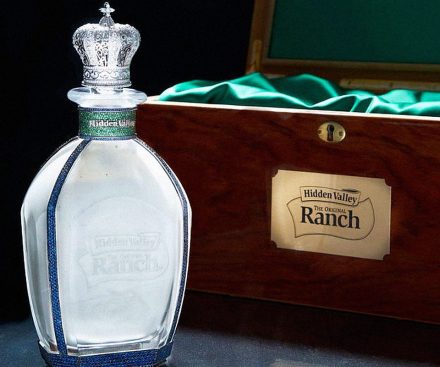 Botella Hidden Valley Ranch con incrustaciones de joyas