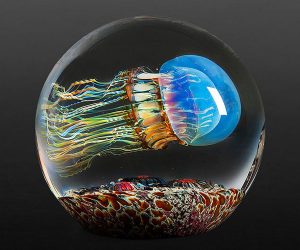 Realistas esculturas de medusas de cristal
