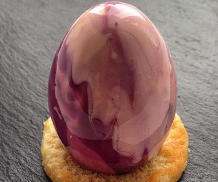 Pastel ultrabrillante forma de huevo
